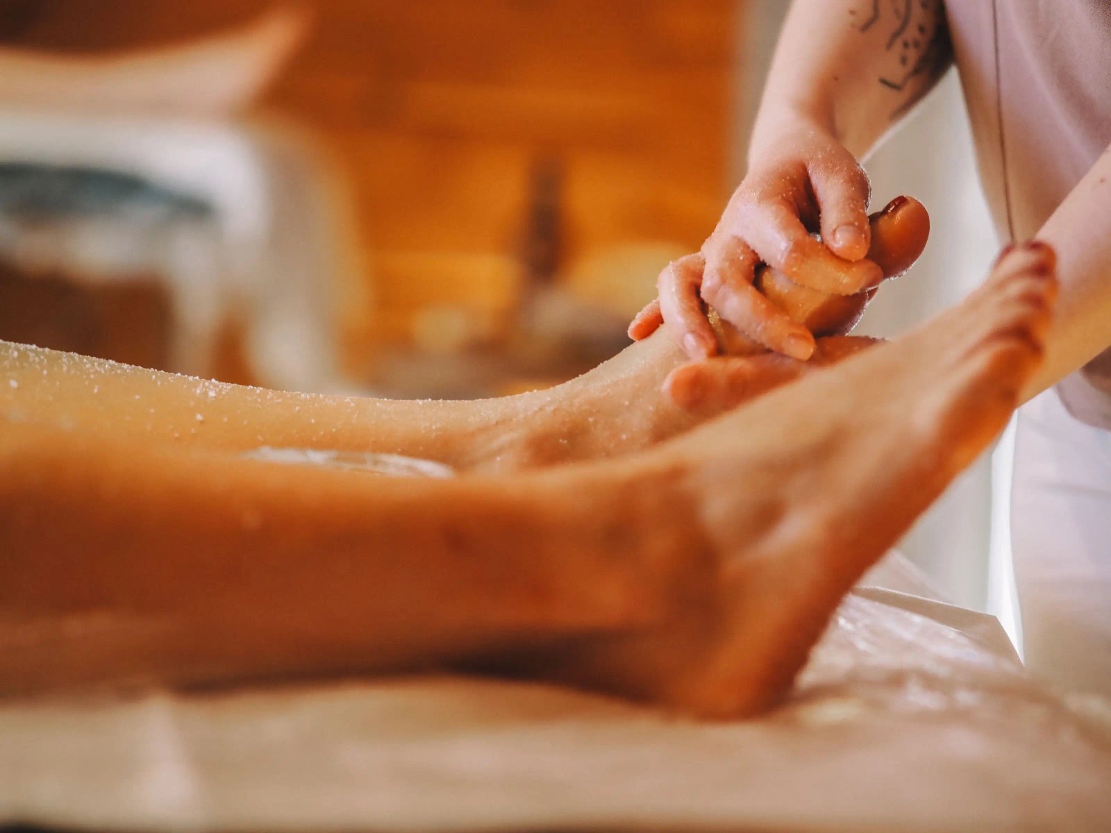 Soin relaxant des pieds lors d’une séance de réflexologie